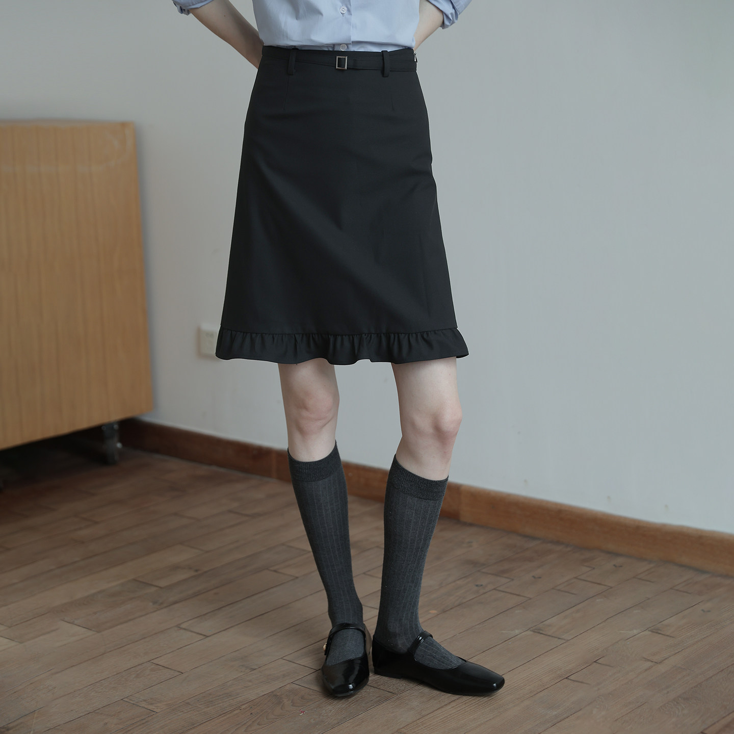 春也白 设计感下摆荷叶边A字半身裙女百搭通勤复古黑色直筒中裙秋图片