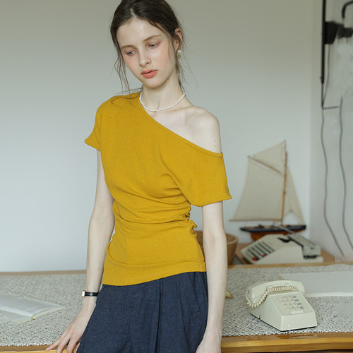 春也白 露肩短袖上衣女夏季不对称斜肩设计感修身收腰辣妹风T恤