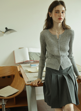 春也白 法式气质灰色V领羊毛打底衫秋新款长袖开衫小个子百搭上衣