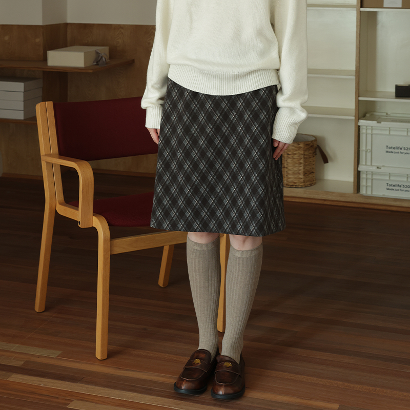 春也白 复古格纹a字高腰毛呢半身裙女秋冬款设计感气质包臀短裙子