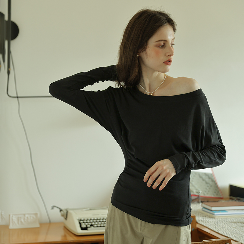 慵懒感斜肩腰部抽褶长袖T恤女秋新款收腰修身一字领气质露肩上衣