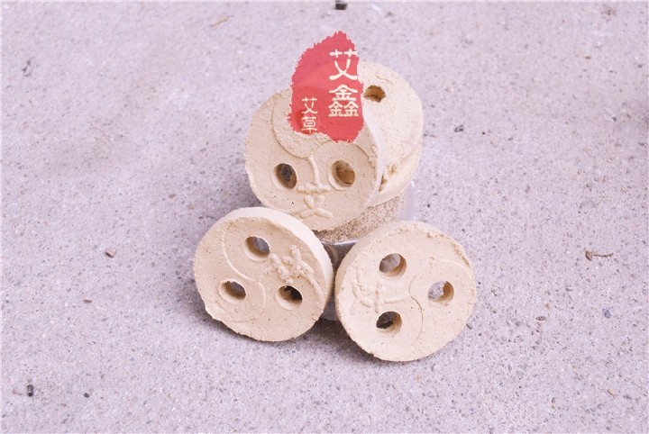 三孔艾饼4厘米3孔艾饼电加热仪器艾素片4cm直径艾绒饼艾块三眼饼，显示的是一片价格，10片一包，30个包邮，50个送10个，100个送30个