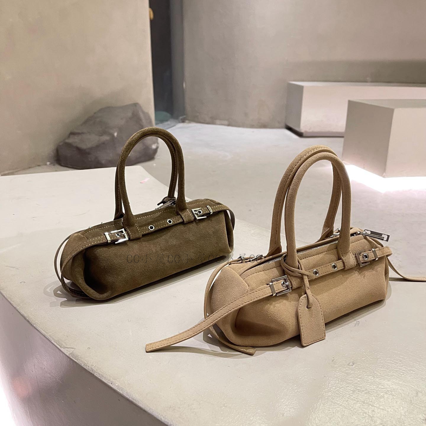 2025新款赵露思同款磨砂牛皮腊肠包皮带装饰法棍包手提斜跨包女