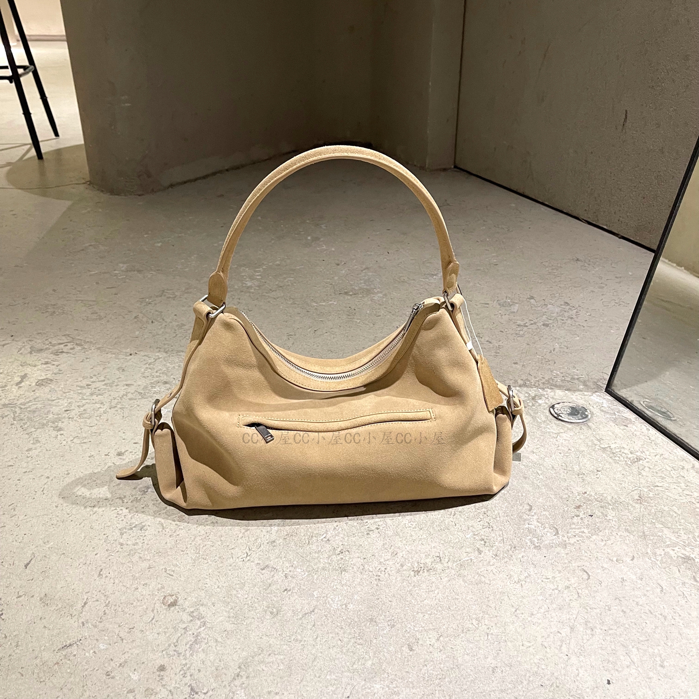 2025新款韩系磨砂牛皮饺子包腋下包通勤休闲大容量机车包流浪包女