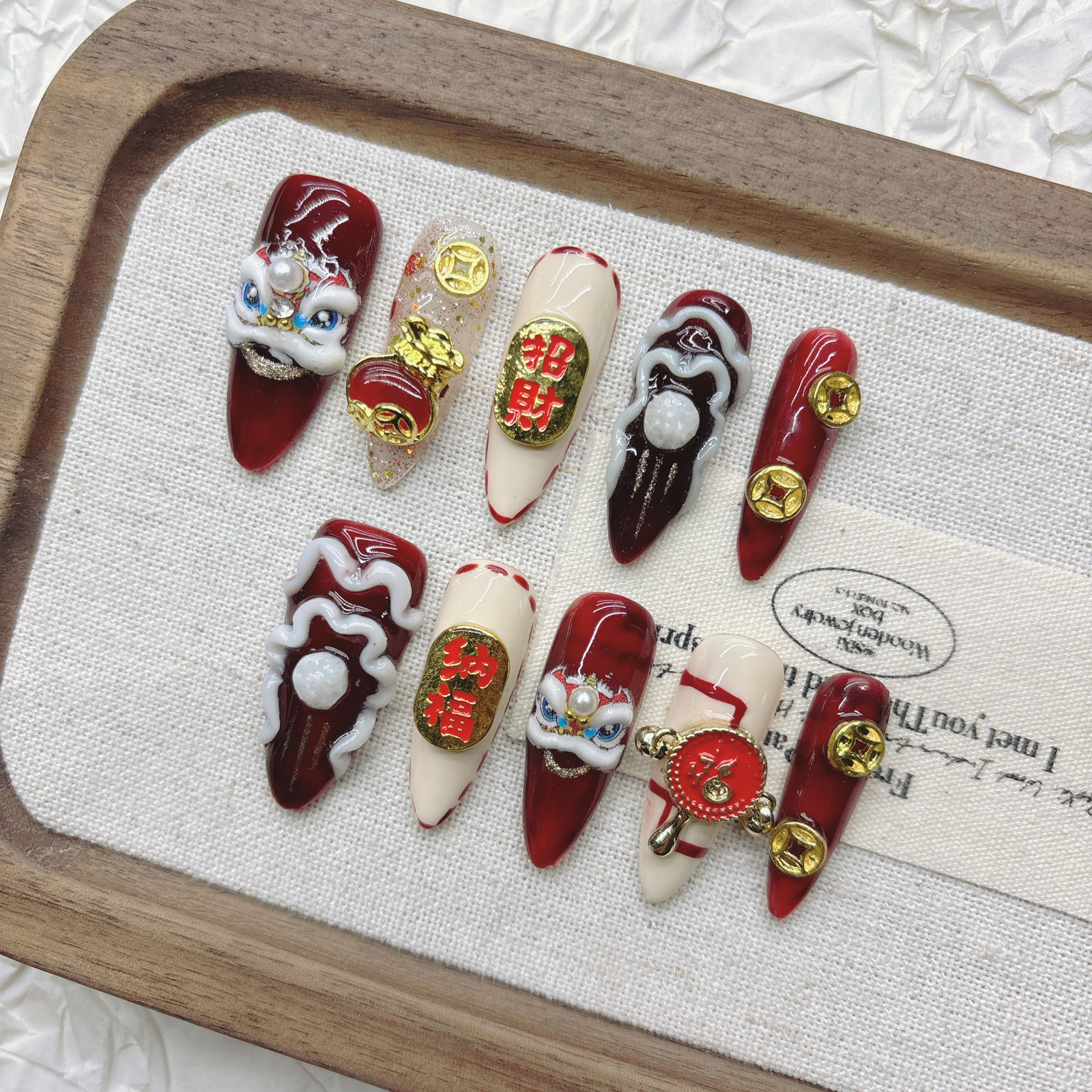 醒狮闹贺新春节纯手工穿戴甲2025新年美甲红色祝福好运喜庆中长款