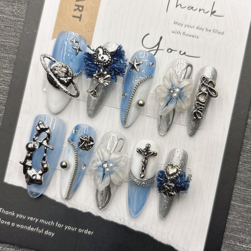 蓝色秋冬新品纯手工穿戴甲气质高级感小众显白2025新年美甲中长梯