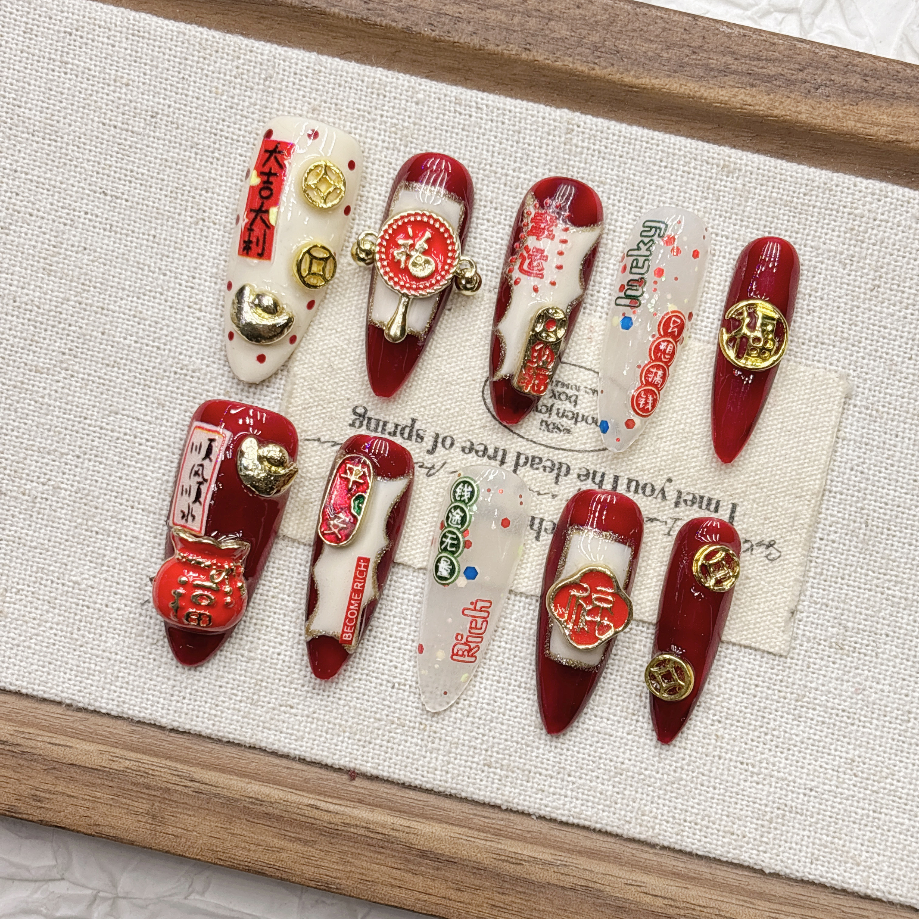 红色新年发财招财福袋美甲2026年新款纯手工穿戴甲高级感中长款,彩妆/香水/美妆工具,穿戴甲/甲片,淘宝优惠券,粉丝福利购,淘宝优惠卷