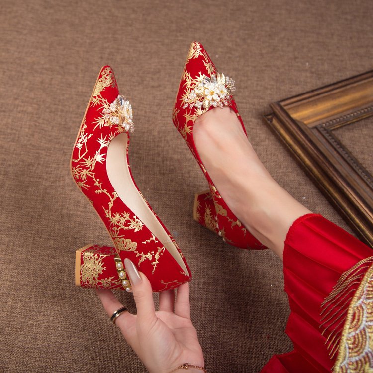 红色婚鞋女2025年冬新款粗跟中式秀禾花朵扣印花不累脚高跟新娘鞋