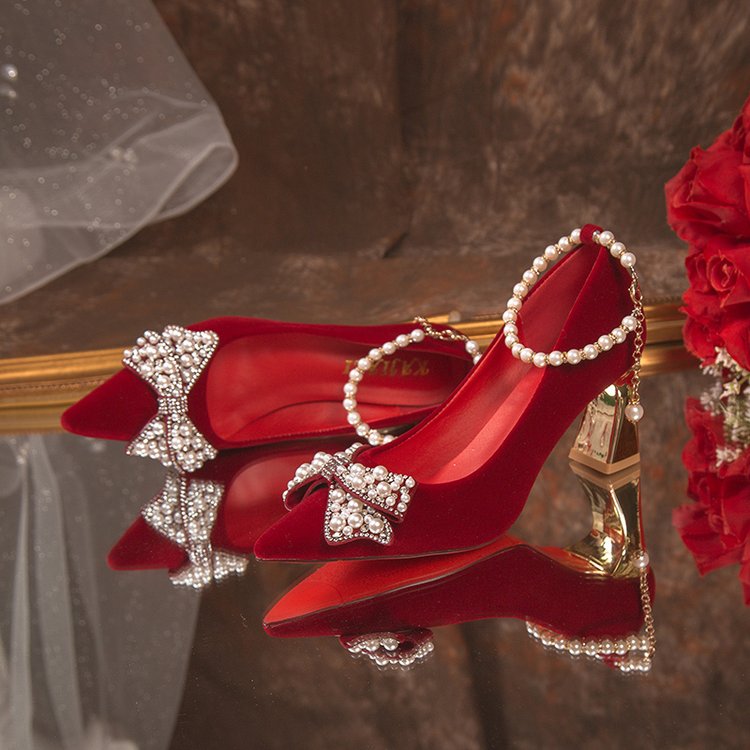 婚鞋女2025年秋冬新款法式红色丝绒蝴蝶结珍珠扣高跟鞋粗跟礼服鞋