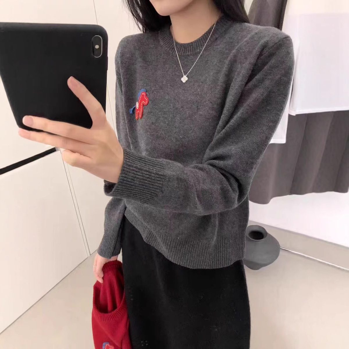 HR韩版圆领小马刺绣羊毛针织衫女冬新款红色宽松长袖打底毛衣上衣