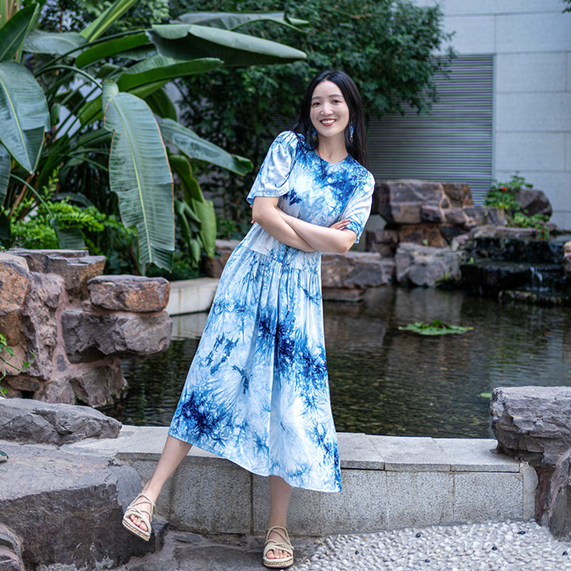 大理纯手工扎染短袖连衣裙女夏季气质圆领显瘦高级感度假棉绸裙子