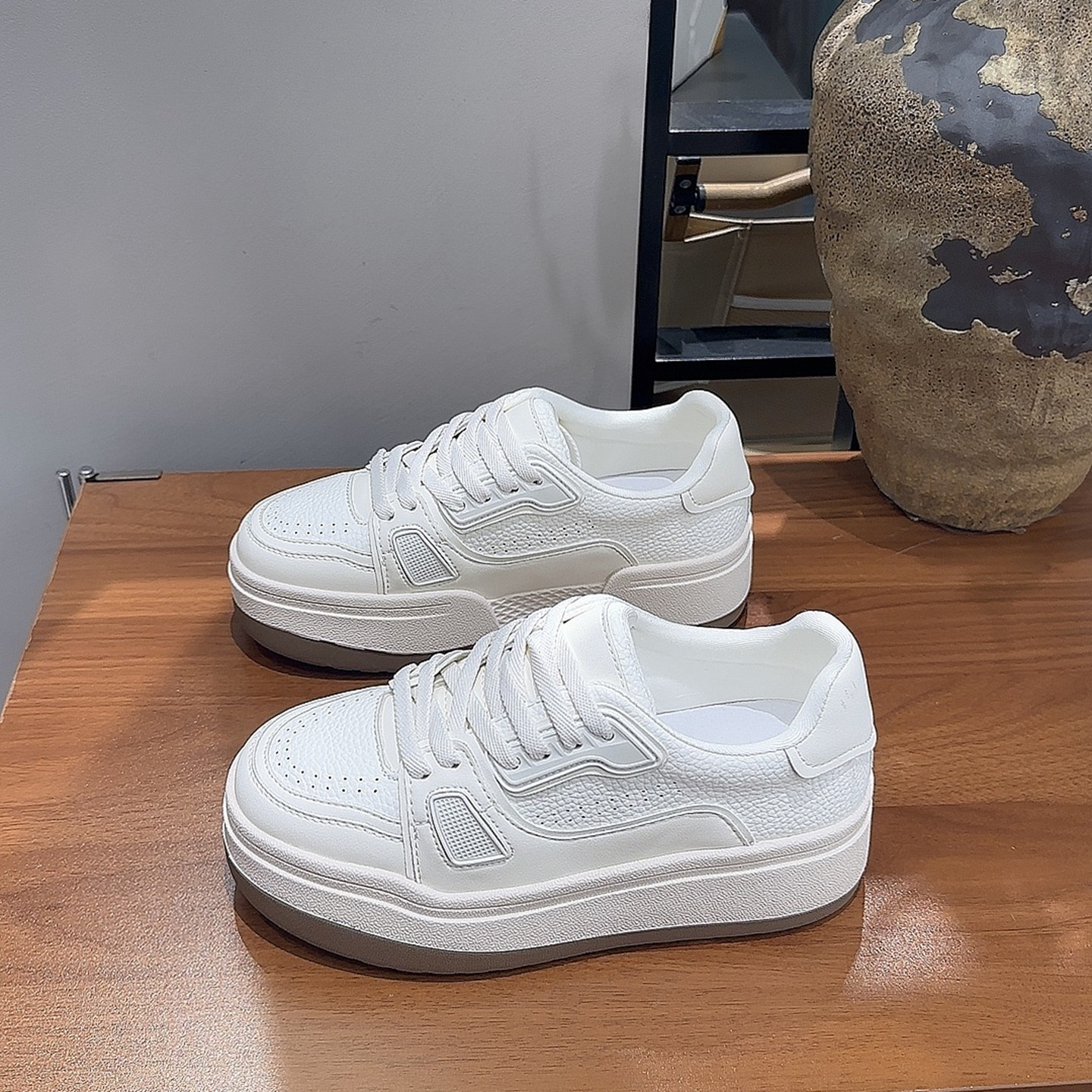 小白鞋女款2026春季新款百搭小众厚底真皮脏脏鞋休闲板鞋女冬加绒