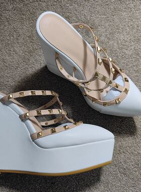 白色漆皮坡跟包头拖尖头拖鞋凉拖外穿半拖厚底女真皮铆钉绑带夏季