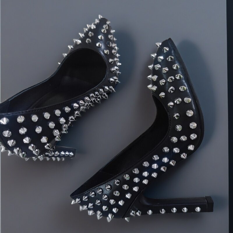 单鞋2025春季女黑色铆钉银色尖头中粗跟小方跟个性工作鞋走秀时装