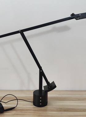 阿特米德桌灯设计师理查德萨帕Richard Sapper工业美学Tizio台灯