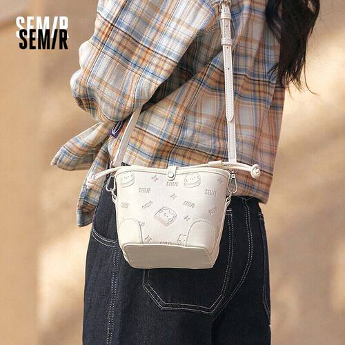 森马包包女水桶包小众设计满印单肩包2025新款斜挎包可爱洋气通勤