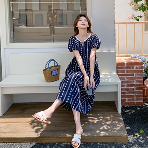 法式波西米亚度假连衣裙女2025夏季新款泡泡袖复古高级感收腰长裙图片