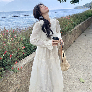 春季薄纱白色连衣裙女2025新款今年流行法式收腰绝美超仙V领长裙图片