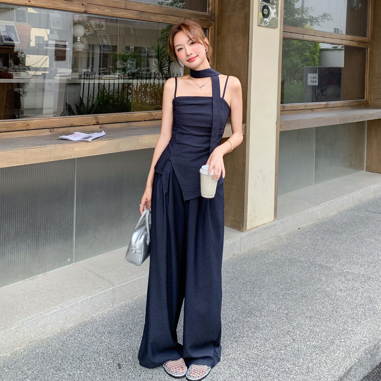 深蓝色高级感时尚套装女2025夏新款气质显瘦吊带上衣阔腿裤两件套图片