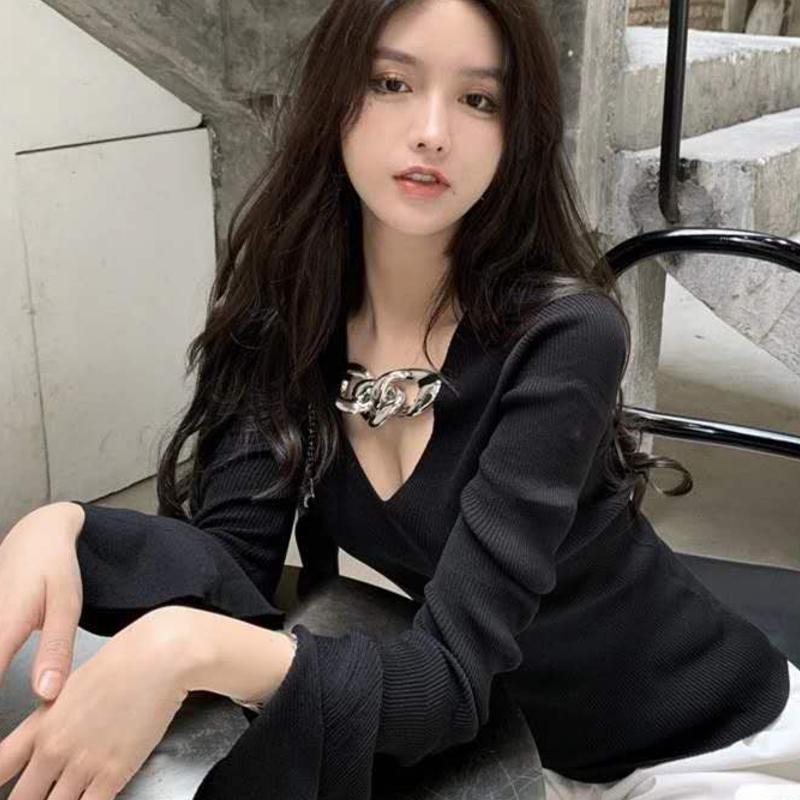 Design sense black knitted T-shirt women's autumn tight long sleeve bottoming shirt 2020 new chain top