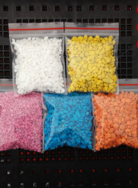 热卖黄色蓝色白色推荐进口彩沸石创意盆景盆栽铺面小石头