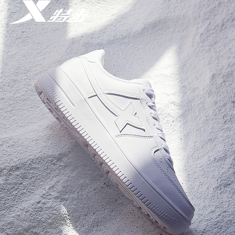 特步女板鞋运动休闲百搭小白鞋