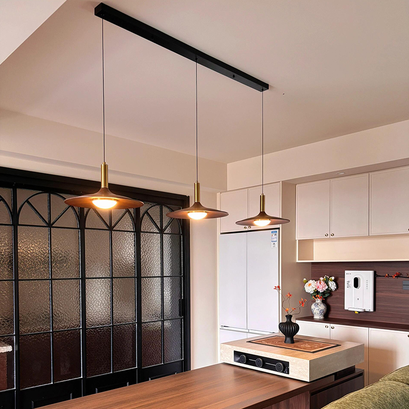 中古风餐厅吊灯胡桃木餐桌吧台灯