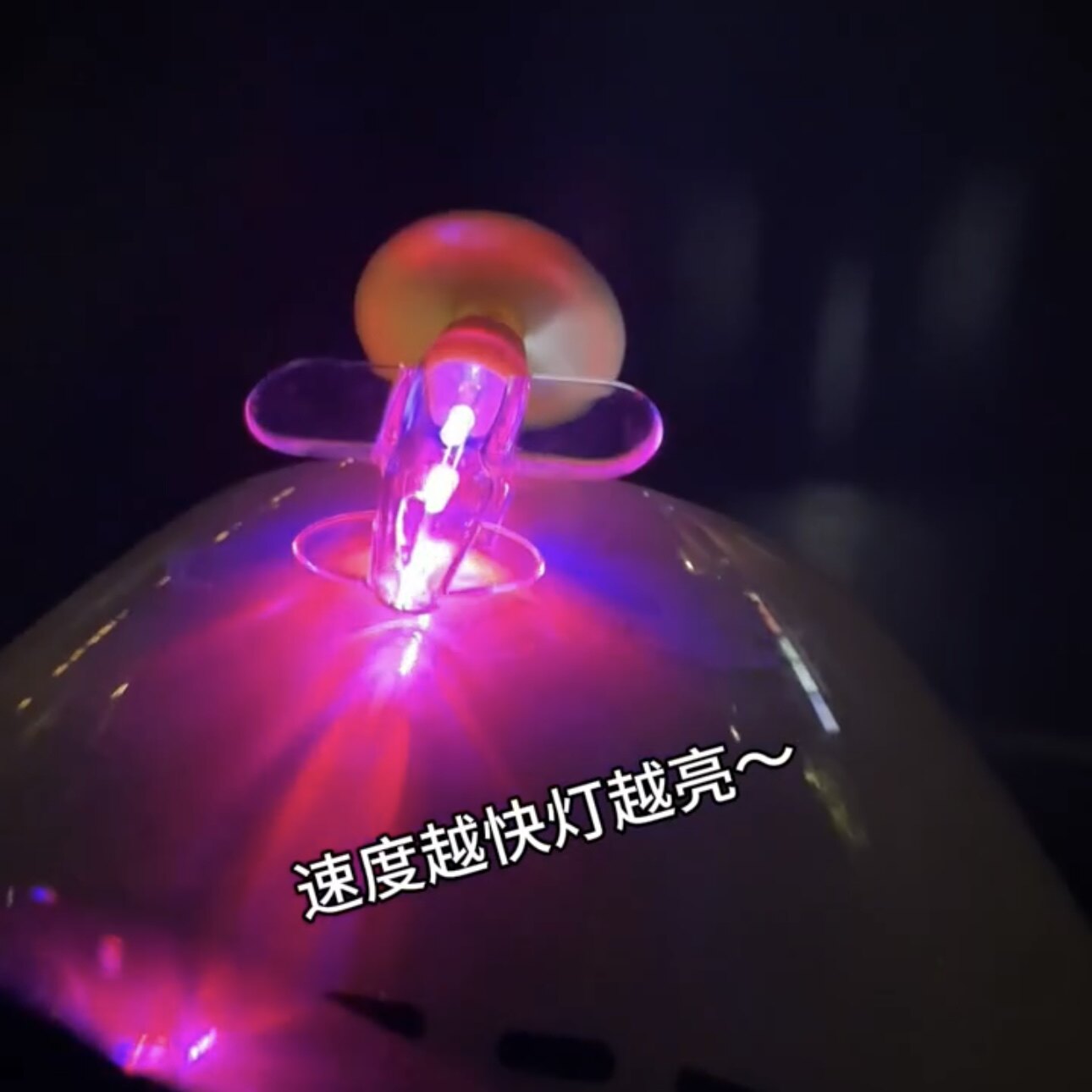 风力发电小飞机车灯装饰摆件