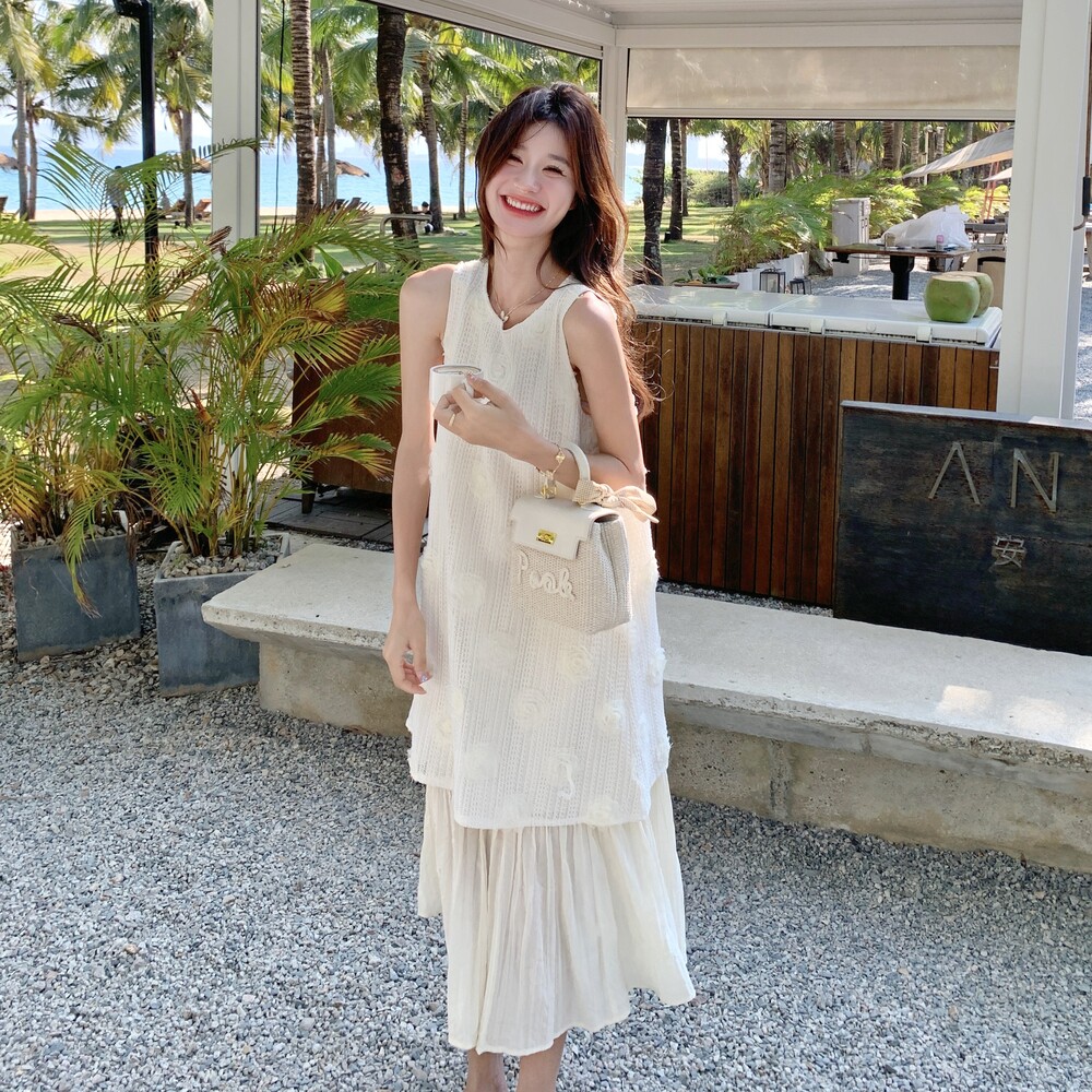2025夏季新款温柔风假两件背心连衣裙女高级感立体花朵装饰连衣裙图片