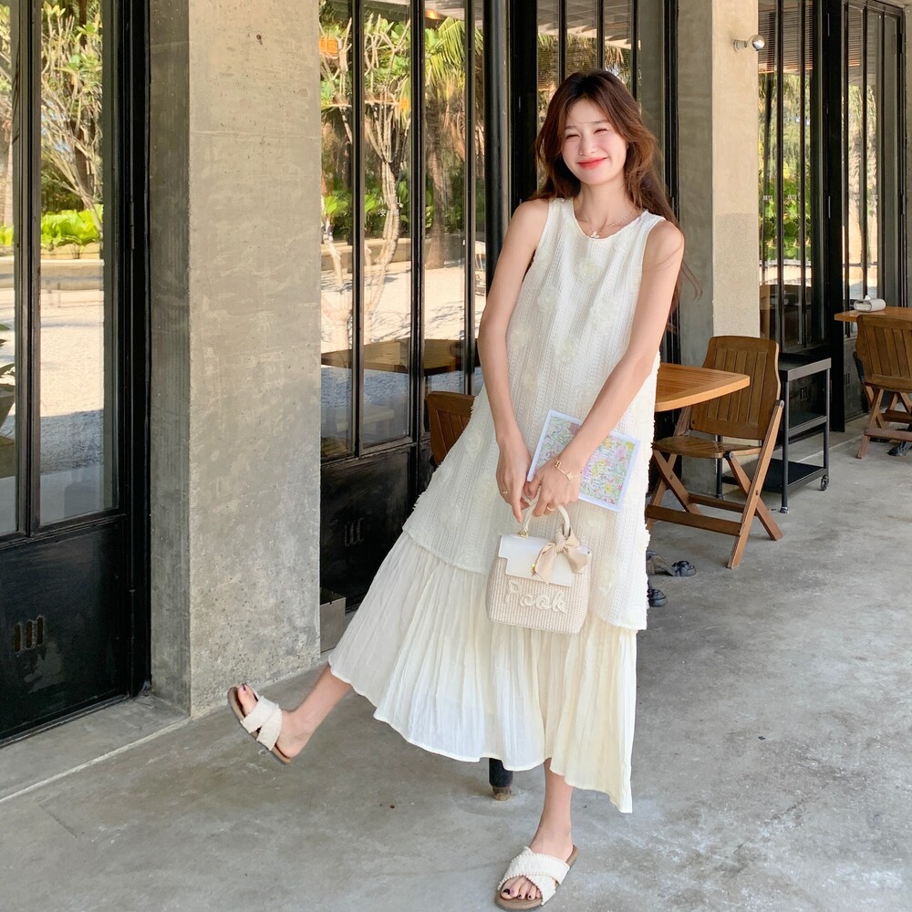 2025夏季新款温柔风假两件背心连衣裙女高级感立体花朵装饰连衣裙,女装连衣裙,2C198