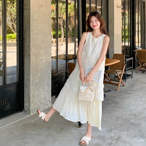 2025夏季新款温柔风假两件背心连衣裙女高级感立体花朵装饰连衣裙图片