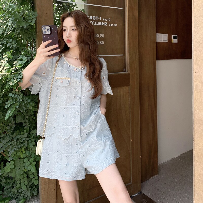 蓝色设计感镂空刺绣套装女2025夏季新款巨好看上衣休闲短裤两件套图片