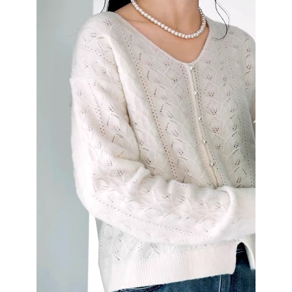 V领珍珠扣装饰花纹肌理感针织衫