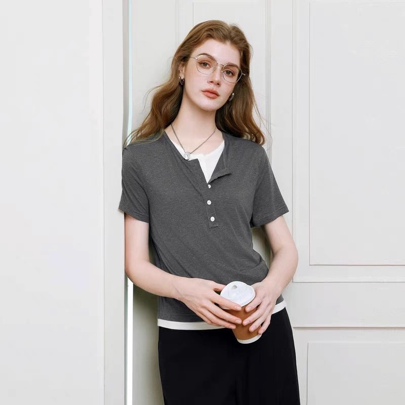 假两件半开襟圆领拼色设计短袖T