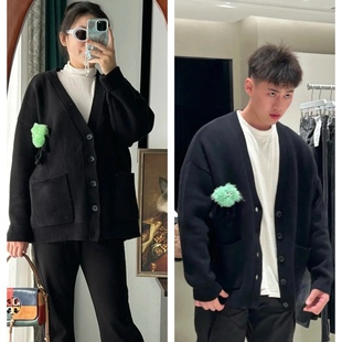 秋冬毛衣开衫 饰情侣男女同款 外套1.04 V领单排扣玩偶胸针装 针织衫