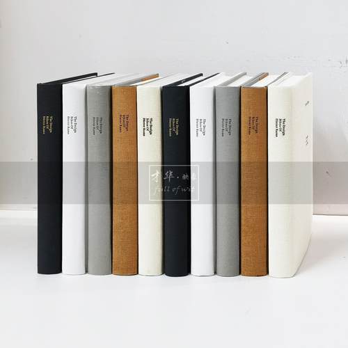 英文黑白灰布面仿真书摆件