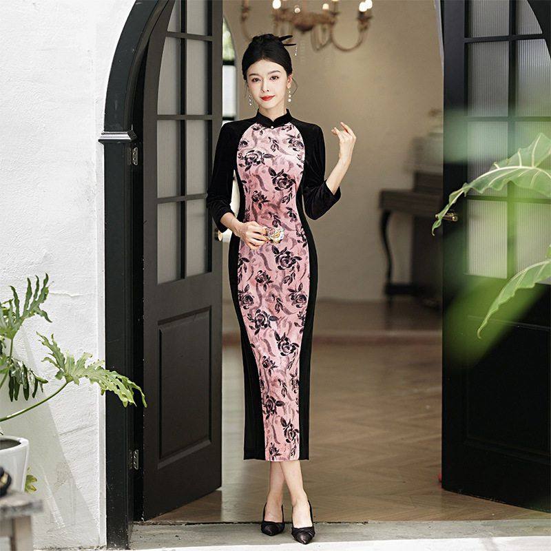 新中式秋冬款黑丝绒拼接长旗袍