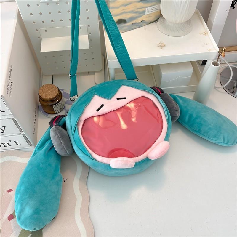 日系初音未来二次元可爱女生斜挎包卡通玩偶背包学生包透明单肩包