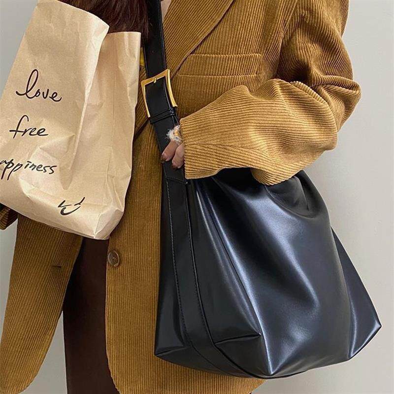 2024设计新款时尚个性女包软塌暗黑风大容量单肩包斜挎休闲大包