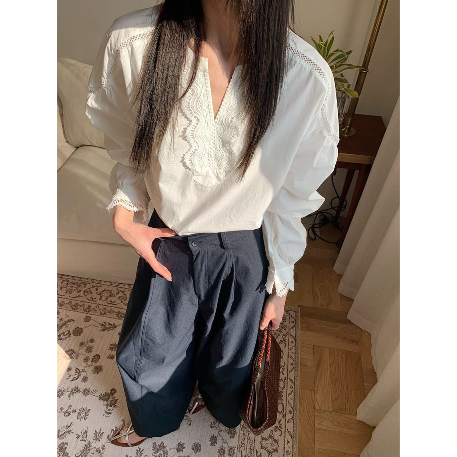 法式都市通勤V领蕾丝长袖套头衬衫女气质文艺宽松小衫长袖T恤ZG