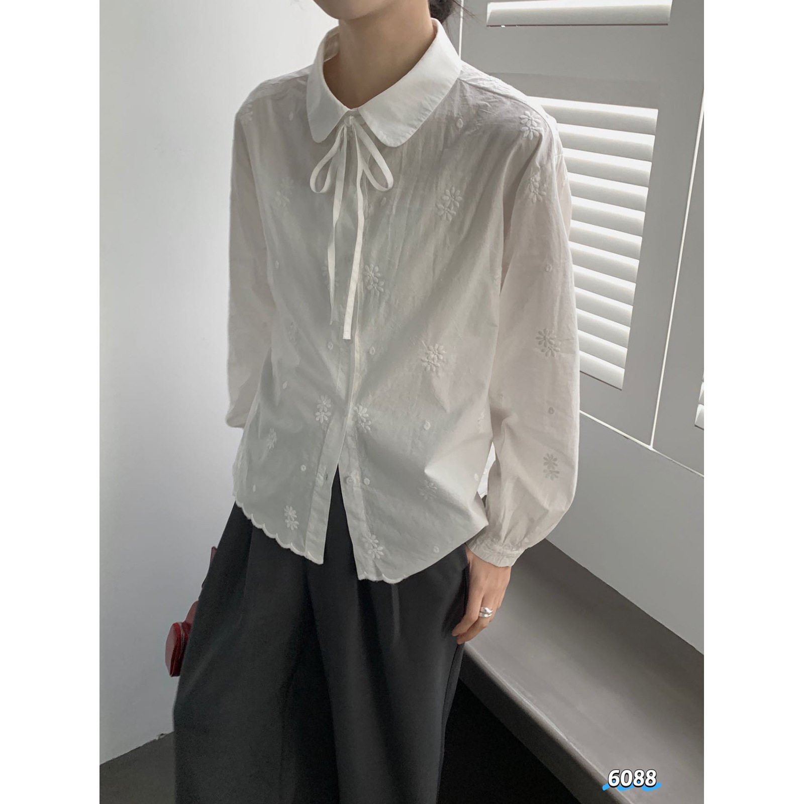 春季新款系带小翻领衬衣气质淑女轻熟女重工刺绣女装衬衫女ZSUP