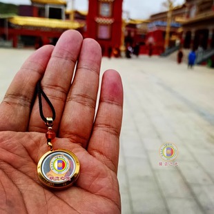 色达五明学院财神药师佛文殊菩萨莲师小唐卡吊坠钛钢嘎乌盒已装藏