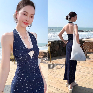 2025夏季新性感纯欲挂脖露背连衣裙女高级感气质收腰显瘦印花长款