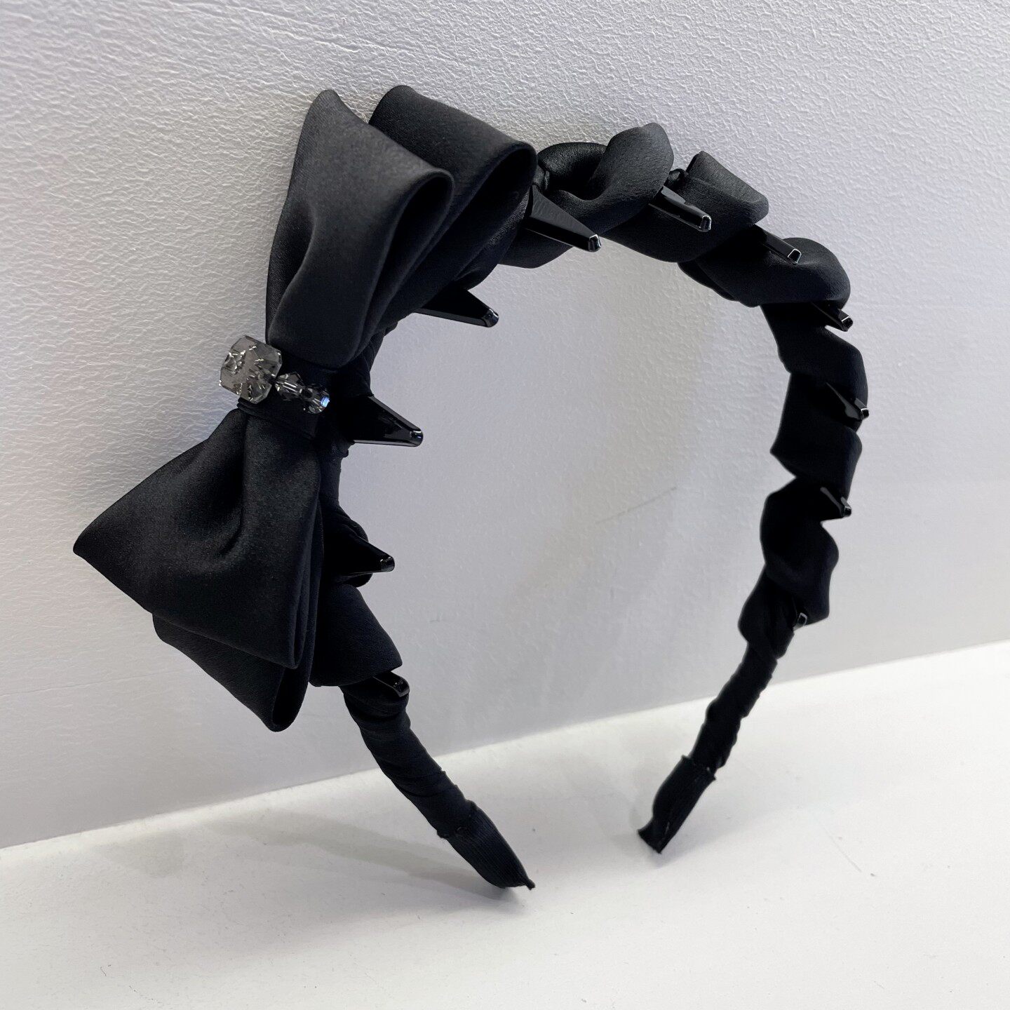 韩国缎面高档蝴蝶结水晶发箍女2025新款水钻气质百搭带齿防滑头箍