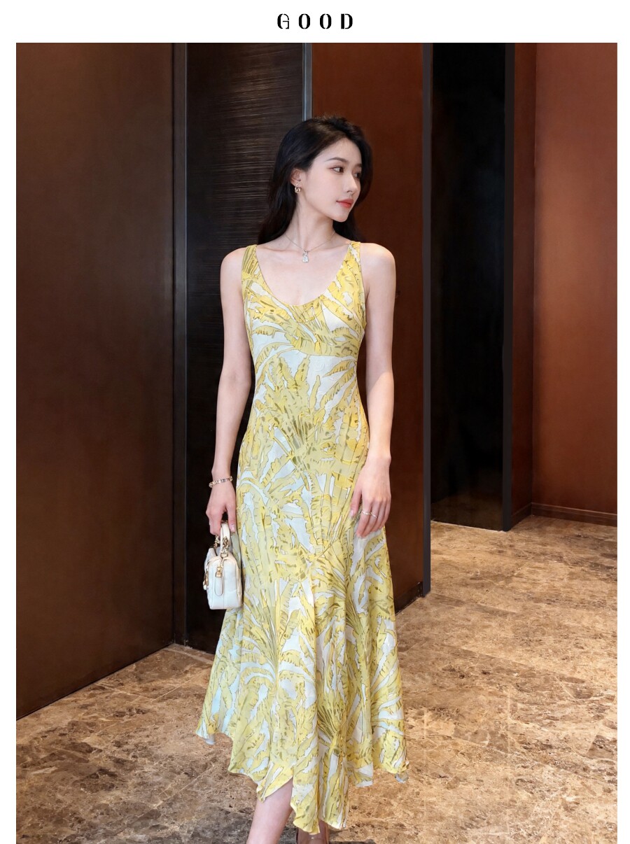 度假氛围感吊带连衣裙 大U领黄色印花显白薄纱女夏收腰显瘦长裙子