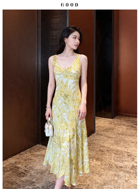 度假氛围感吊带连衣裙 大U领黄色印花显白薄纱女夏收腰显瘦长裙子