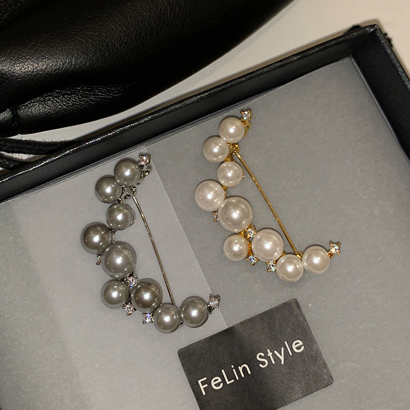 灰色澳白色月亮形珍珠胸针女高端精致时尚高端大衣毛衣高级设计感