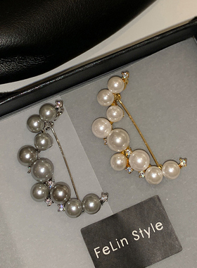 灰色澳白色月亮形珍珠胸针女高端精致时尚高端大衣毛衣高级设计感