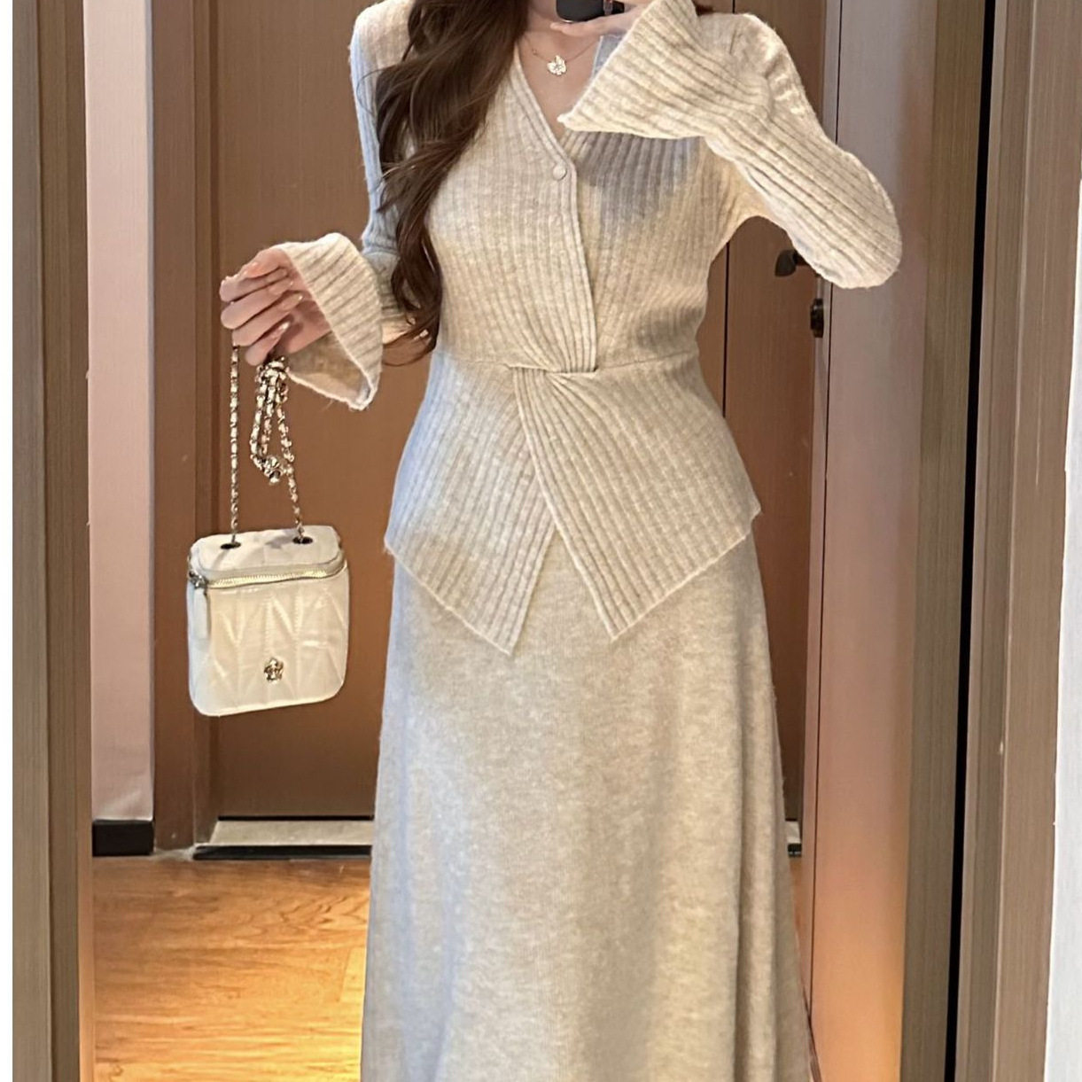 温柔风套装时尚长袖修身收腰秋冬女半身裙卡其色杏色针织裙套装