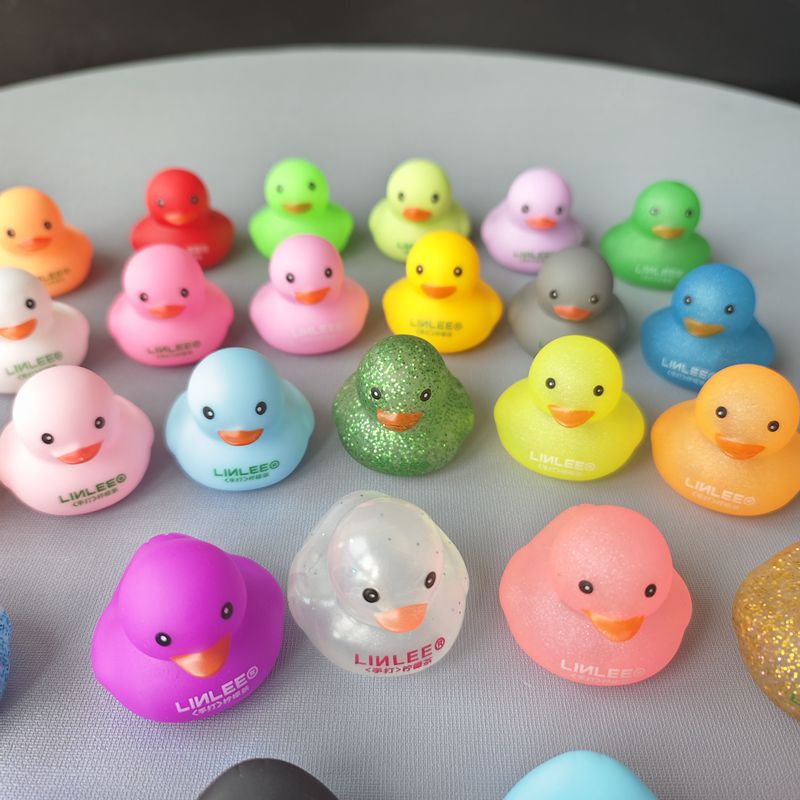 卡通黄色橡胶小鸭玩具发泄鸭小礼物捏捏叫减压发泄玩具彩色灯夜光
